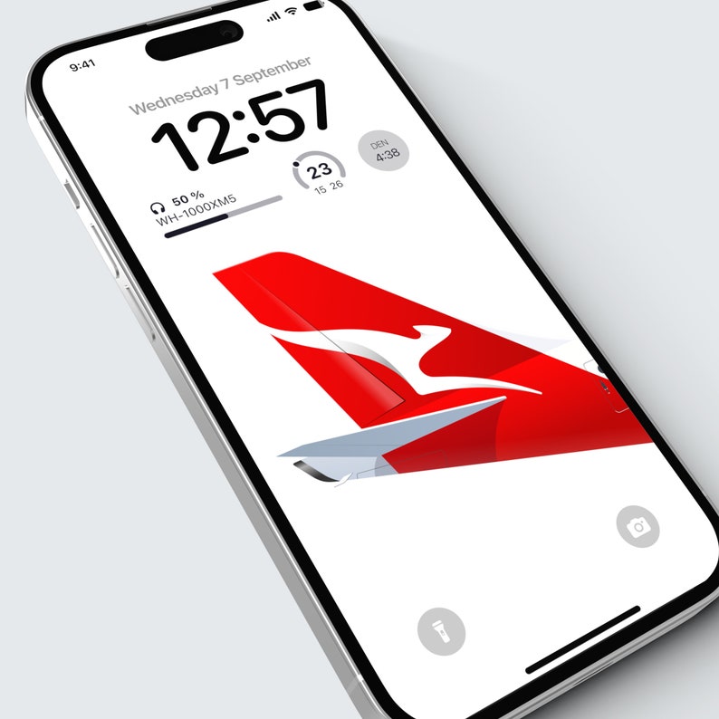 K&ouml;nnte beinhalten: Ein wei&szlig;es Smartphone mit einem roten Flugzeugheck auf dem Bildschirm. Das Heck hat ein wei&szlig;es K&auml;nguru-Logo. Die Uhrzeit auf dem Bildschirm ist 12:57. Das Datum ist Mittwoch, der 7. September. Der Akku ist zu 50% geladen.