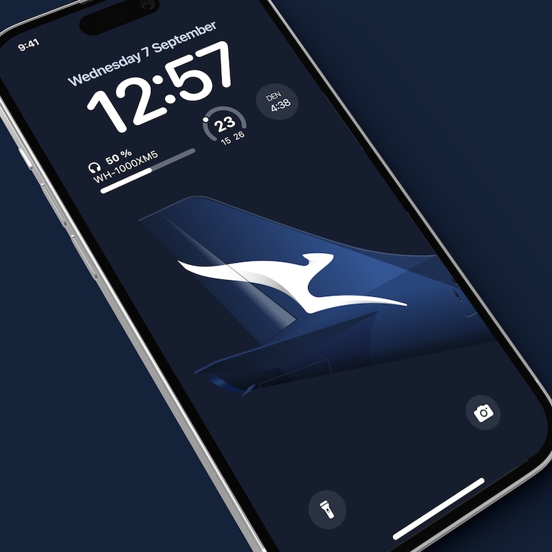 K&ouml;nnte beinhalten: Ein Smartphone-Bildschirm zeigt einen dunkelblauen Hintergrund mit einem wei&szlig;en K&auml;nguru-Logo. Die Uhrzeit ist 12:57 und das Datum ist Mittwoch, der 7. September. Der Akku ist zu 50% geladen und der Text "WH-1000XM5" ist sichtbar.