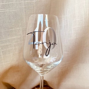 Personalisiertes Weinglas, Glas mit Namen, individuell, Geschenkidee runder Geburtstag, beste Freundin, JGA, 30. Geburtstag, Arbeitskollege Bild 1