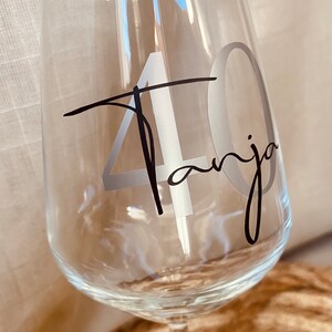 Personalisiertes Weinglas, Glas mit Namen, individuell, Geschenkidee runder Geburtstag, beste Freundin, JGA, 30. Geburtstag, Arbeitskollege Bild 4