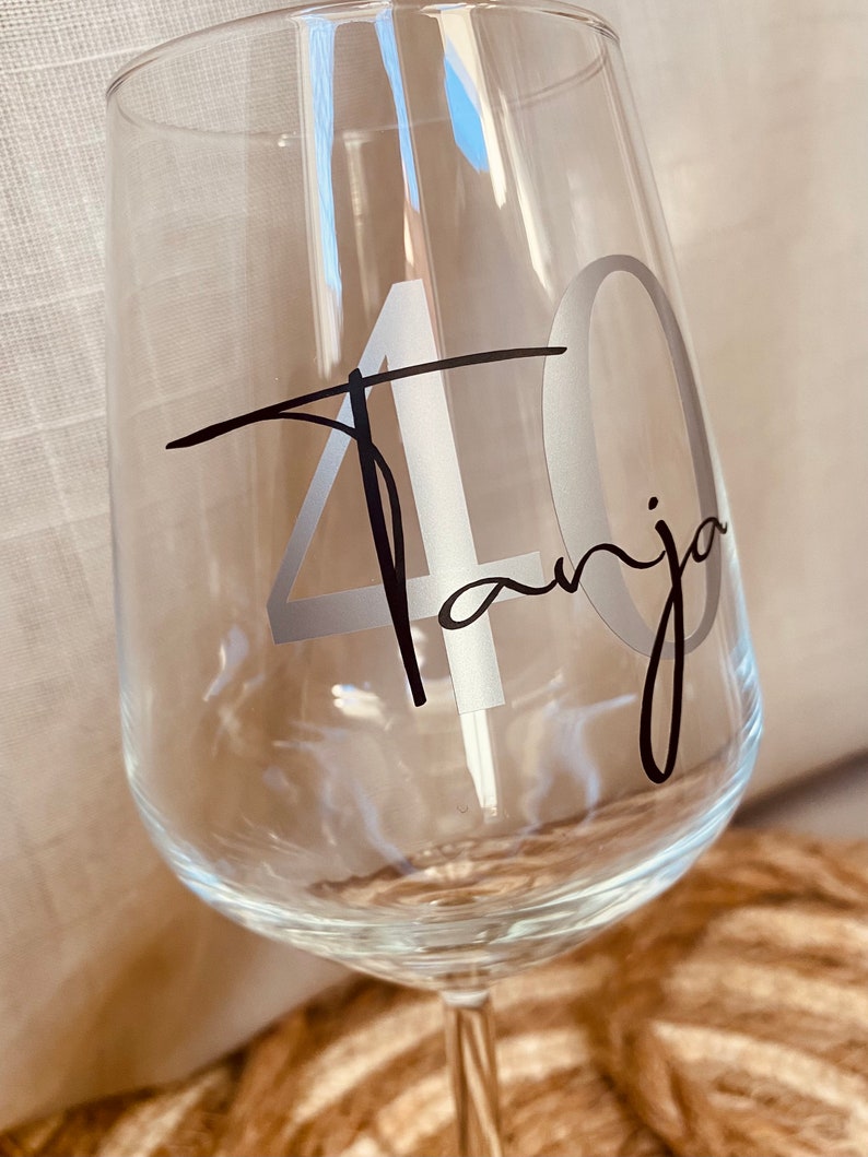 Personalisiertes Weinglas, Glas mit Namen, individuell, Geschenkidee runder Geburtstag, beste Freundin, JGA, 30. Geburtstag, Arbeitskollege Bild 4