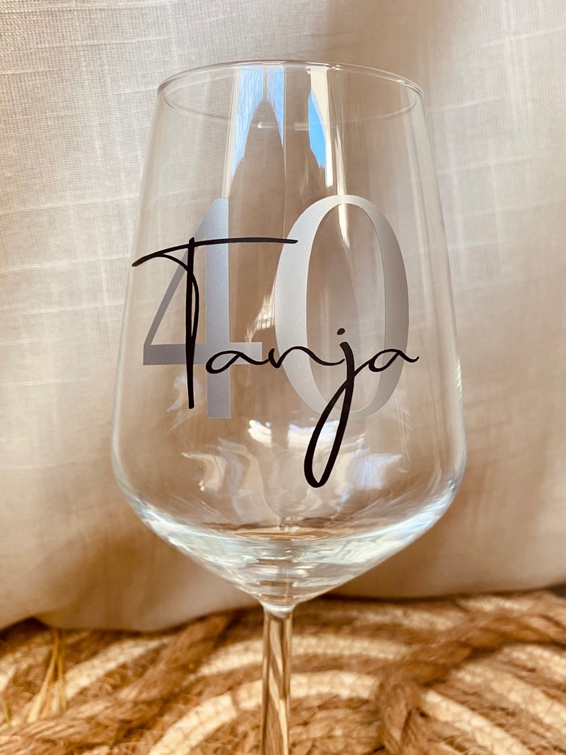 Personalisiertes Weinglas, Glas mit Namen, individuell, Geschenkidee runder Geburtstag, beste Freundin, JGA, 30. Geburtstag, Arbeitskollege Bild 3