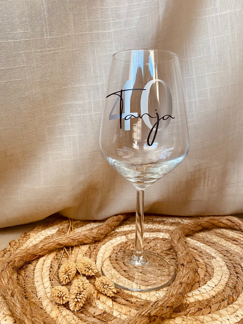 Personalisiertes Weinglas, Glas mit Namen, individuell, Geschenkidee runder Geburtstag, beste Freundin, JGA, 30. Geburtstag, Arbeitskollege Bild 2