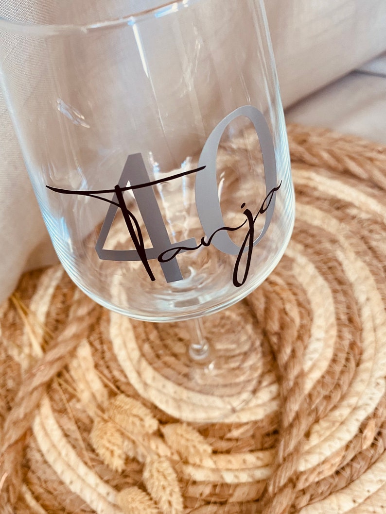 Personalisiertes Weinglas, Glas mit Namen, individuell, Geschenkidee runder Geburtstag, beste Freundin, JGA, 30. Geburtstag, Arbeitskollege Bild 5