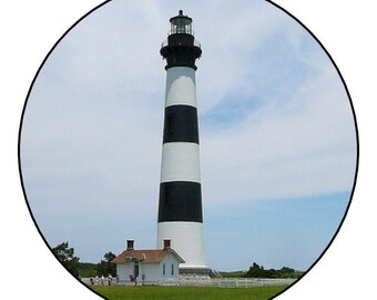 Latarnia morska Bodie Island | Naklejki | Latarnia morska | Stan | NC | Dostępne naklejki w kształcie koła o średnicy 2,25&quot;, 3&quot;, 4,5&quot;, 5,5&quot; | Bodie Island | NC