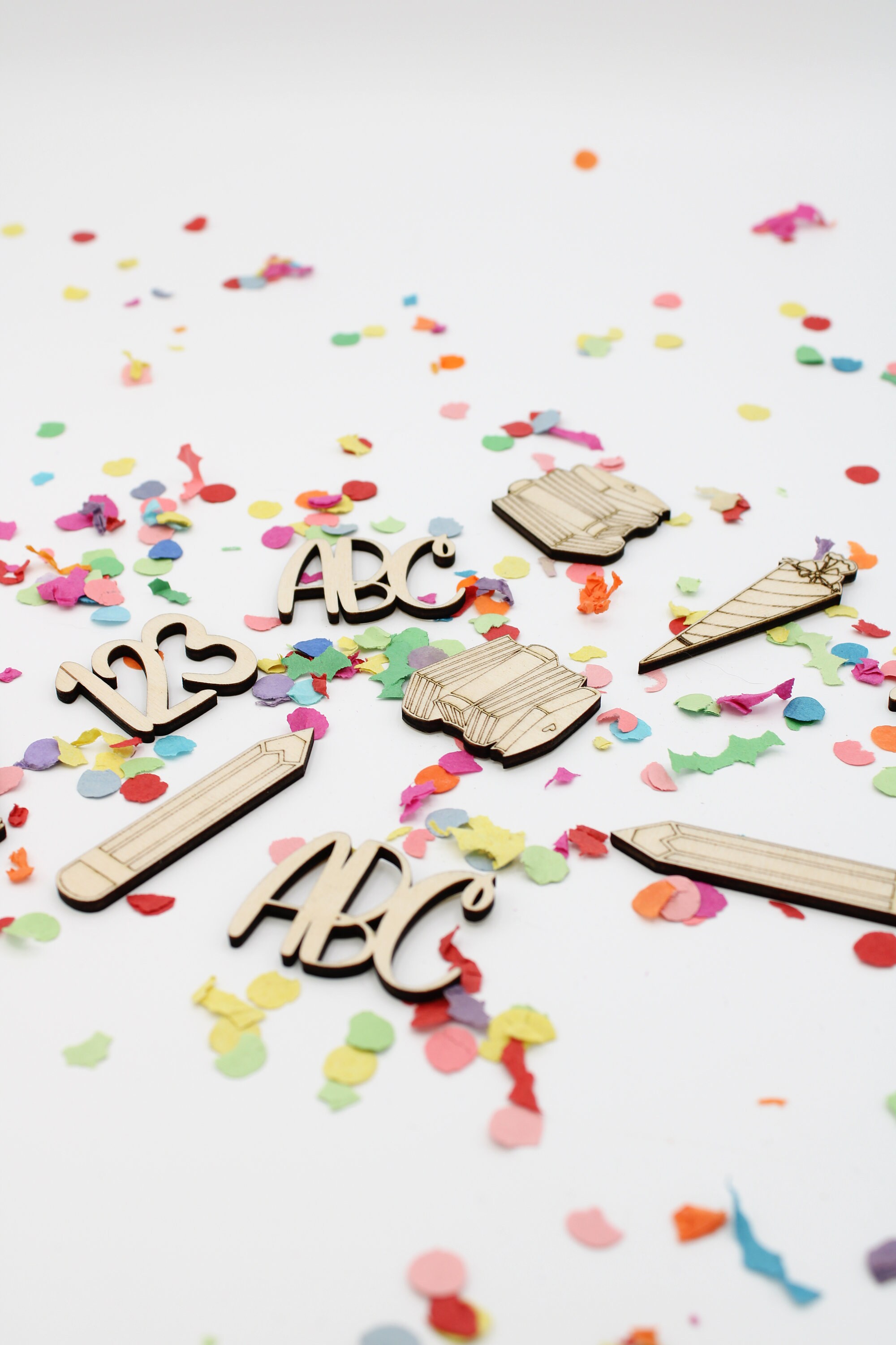 UPINS Einschulung Streudeko - 200 Teile Holz-Dekoration | Für Schulanfang & Schultüten