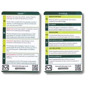 Op de afbeelding: Twee rechthoekige medische referentiekaarten met afgeronde hoeken. De linkerkaart bevat het SBAR-acroniem met richtlijnen voor klinische communicatie. De rechterkaart toont het SAMPLE-acroniem voor patiëntbeoordeling. Beide bevatten QR-codes.