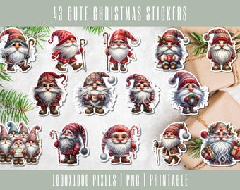 Op de afbeelding: 43 schattige kerst stickers met gnomen die rode mutsen en witte baarden dragen. De gnomen houden verschillende kerstspullen vast, zoals snoepstokken, cadeaus en kransen. De stickers zijn 1000x1000 pixels groot en zijn te printen.