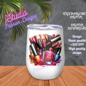 Peut inclure: Un gobelet blanc avec un motif de flacons de vernis à ongles colorés et une main avec des ongles manucurés. Le texte "Lady Boss" est sur l'un des flacons.