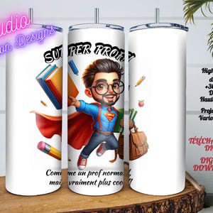 Puede incluir: Un vaso blanco de 590 ml con una ilustración de dibujos animados de un profesor disfrazado de superhéroe, con las palabras "SUPER PROF" y "Comme un prof normal, mais vraiment plus cool !" impresas. El vaso tiene una tapa plateada.
