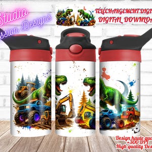 Peut inclure: Ensemble de trois gourdes avec des couvercles rouges et noirs. Chaque gourde présente un motif coloré d'un Tyrannosaurus Rex vert, de véhicules de construction et le texte "TÉLÉCHARGEMENT DIGITAL DIGITAL DOWNLOAD". Les gourdes ont un fond blanc avec des éclaboussures de peinture colorées.
