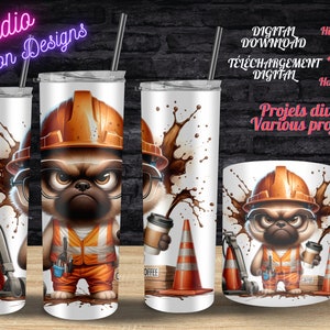 Peut inclure: Ensemble de gobelet et de tasse blancs avec un chien de dessin animé en tenue de travailleur de la construction, portant un casque et tenant une tasse de café. Le design comprend des éclaboussures de café, des cônes de signalisation et le texte "TÉLÉCHARGEMENT DIGITAL". On peut également lire "Studio Passion Designs" et "Projets divers Various projects".