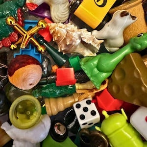 TRINKET Grabbag, Vintage Müsli Jungenspielzeug, kleines Spielzeug, Regalfüller, Schmuck, Spielsteine, Schnickschnack, Gegenstände in allen Formen, Größen und Verwendungszwecken