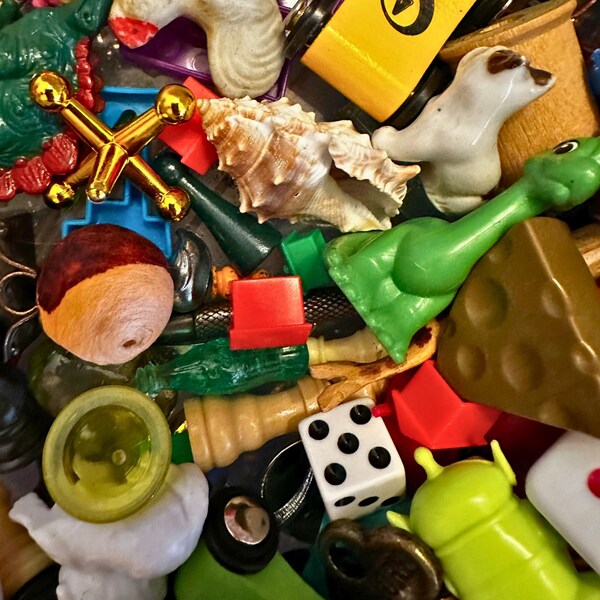 TRINKET GRAB BAG Treasure Hunt: Assorted Trinkets for Art & Craft, Junk Journaling, Assemblage, Mosaics Miniatures, Beads, Charms, Mini Toys