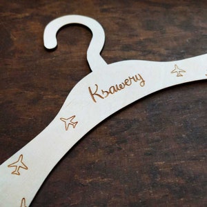 Aangepaste babykleerhanger met naam, gepersonaliseerde kinderhanger, kinderkledinghanger, Kleiderbügel mit Namen, personalisierte Kleiderbügel
