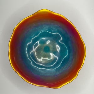 Bol Sunrise en résine époxy avec poudres pigmentaires - Plat tourbillon irisé