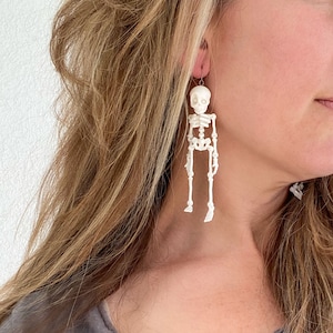 スケルトンダングルイヤリング | ハロウィンスケルトンジュエリー | 敏感な耳のためのチタンフック | 不気味でキュートなゴスイヤリング | 3Dプリント