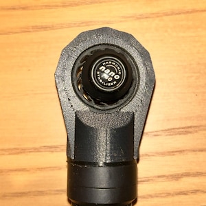 Op de afbeelding: Close-up van een zwarte microfoon met een zilverkleurig label "nano 780 Harmonic Stabilizer".