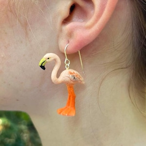 süßer Flamingo Ohrring einzeln hängend, Flamingoohrring, Flamingo Schmuck, lustiges ausgefallenes Geschenk Flamingoliebhaber Flamingo