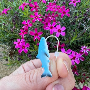 süßer Hai Ohrring, witziger Haiohrring, Hai Schmuck, Geschenk Hailiebhaber, lustige Haiohrringe, Ohrringe ins Ohr beißender Hai, Haischmuck Bild 3