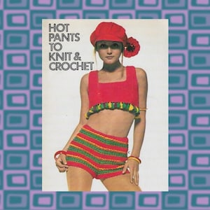 Może przedstawiać: Okładka vintage magazynu z napisem "HOT PANTS TO KNIT & CROCHET". Na zdjęciu kobieta w czerwonym szydełkowym topie, pasujących szortach w zielone i żółte paski oraz czerwonym kapeluszu z kwiatem. Całość w stylu retro.