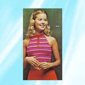 Könnte beinhalten: Ein gestreiftes rosa und weißes Häkel-Halter-Top mit Reißverschluss. Das Top ist kurz und hat eine lockere Passform.