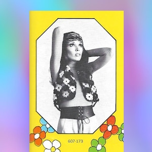 Può includere: Una foto in bianco e nero di una donna che indossa un gilet all'uncinetto con un motivo floreale, una cintura nera con lacci sul davanti e una fascia per capelli. La foto è incorniciata da un ottagono giallo e circondata da fiori colorati. Il testo "607-173" è stampato sotto la foto.