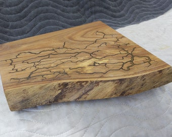 Planche d'érable Live Edge avec motif de brûlure Lichtenberg rempli de résine