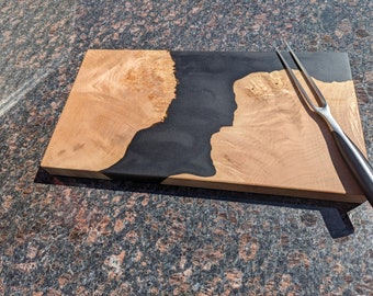 Planche de charcuterie en ronce d'érable et résine. 17,75 x 9,5