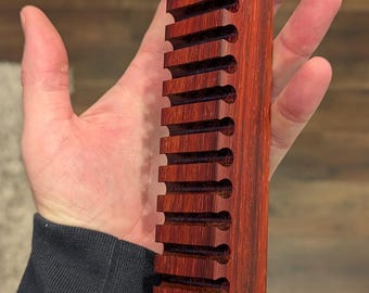 Rare présentoir mural à crayons de golf en bois de padouk - 24 crayons. Approvisionnement limité