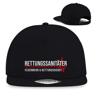 Könnte beinhalten: Schwarze Snapback-Kappe mit dem weißen Schriftzug "RETTUNGSSANITÄTER" und einer roten Herzschlag-Grafik. Der Text "FEUERWEHR & RETTUNGSDIENST" steht darunter. Die Kappe hat einen flachen Schirm und einen Schnappverschluss.