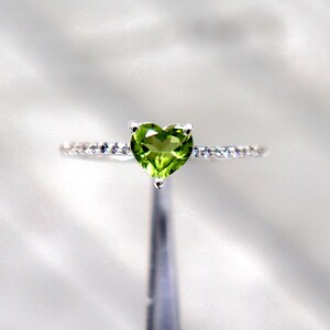 Peridot Ring – Genuine August Birthstone in Sterling Silver, Dainty Gift for Her, Handmade Peridot Jewelry, Elegant Gemstone Ring