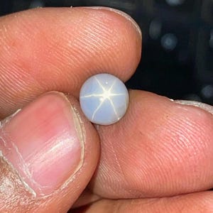 Szafir gwiaździsty ze Sri Lanki: biały kamień szlachetny o masie 2,18 ct z gwiazdą sześcioramienną