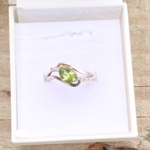 Peridot Ring – Genuine August Birthstone in Sterling Silver, Dainty Gift for Her, Handmade Peridot Jewelry, Elegant Gemstone Ring