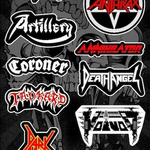 Puede incluir: Una colección de 10 logotipos de bandas en blanco y negro con letras rojas, verdes y blancas. Los logotipos incluyen Anthrax, Artillery, Annihilator, Coroner, Death Angel, Tankard, Exodus, Dark Angel y Overkill.
