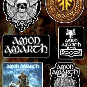 Puede incluir: Un conjunto de seis pegatinas en blanco y negro con la banda Amon Amarth. Las pegatinas presentan el logotipo de la banda, una calavera con hachas cruzadas, un barco vikingo y un símbolo de runa. Las pegatinas son perfectas para los fans de la banda y la música metal.