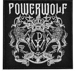 Op de afbeelding: Zwart vierkantige patch met witte borduursels. De tekst "POWERWOLF" staat bovenaan, boven een wapen met een kroon, de letters "PW" en twee wolfachtige wezens. De patch heeft een zwarte rand.