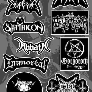 Könnte beinhalten: Eine Sammlung von schwarz-weißen Aufklebern mit Logos verschiedener Heavy-Metal-Bands, darunter Bathory, Emperor und Satyricon. Die Aufkleber haben einen weißen Rand und sind auf einem grauen Hintergrund mit einem dezenten Muster angeordnet.