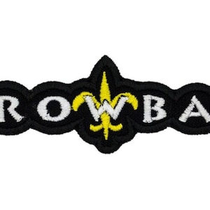 Könnte beinhalten: Schwarzer gestickter Aufnäher mit dem Wort "CROWBAR" in weißen Buchstaben und einer gelben Fleur-de-lis in der Mitte.