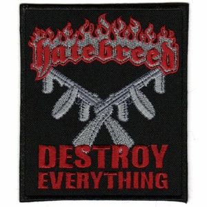 Pode incluir: Patch preto bordado com o nome da banda "Hatebreed" em vermelho, texto estilizado em forma de chama acima de dois rifles cinzentos cruzados. Abaixo, as palavras "DESTROY EVERYTHING" são bordadas em vermelho.