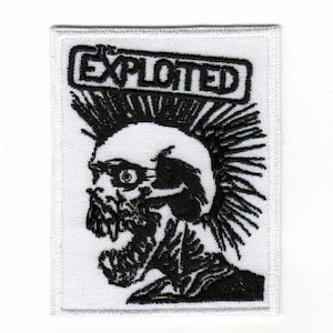 Pode incluir: Patch bordado preto e branco com uma caveira com um moicano e a palavra "Exploited" em uma caixa.