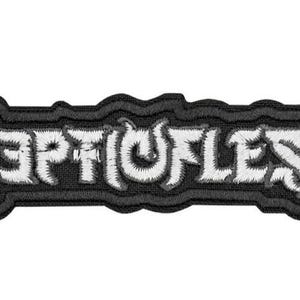 Könnte beinhalten: Gestickter Aufnäher mit dem Bandnamen "SEPTICFLESH" in weißer, stilisierter Schrift. Der Aufnäher hat einen schwarzen Rand mit einer wellenförmigen, unregelmäßigen Form. Der Text ist in einer gotischen Schriftart.