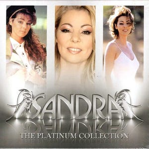 Op de afbeelding: Een muziek-cd-hoesje getiteld Sandra The Platinum Collection met drie fotografische portretten van een vrouw. De hoes toont de naam van de artiest in grote metallic zilveren letters met een reflecterende afwerking op een gradiënt.