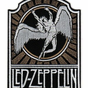 Puede incluir: Parche bordado de Led Zeppelin. El diseño presenta una figura alada dentro de un círculo, con el nombre de la banda en letras blancas sobre un fondo negro. El parche tiene un borde negro.