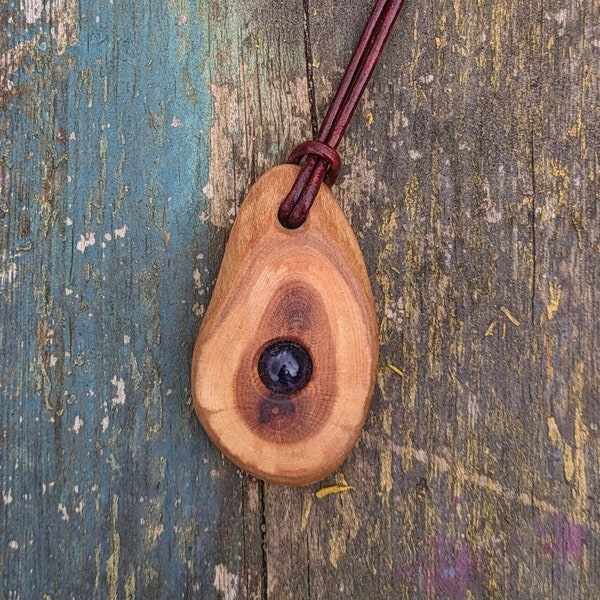 Handgefertigter Kettenanhänger aus Kirschholz mit eingefasstem Amethysten – Amulett aus natürlicher Baumscheibe – natürlicher Schmuck