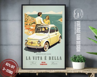 Könnte beinhalten: Ein Vintage-Reiseposter mit einem gelben Fiat Cinquecento, auf dessen Dach ein Paar steht. Das Poster hat einen blauen und grünen Hintergrund mit einer Stadtlandschaft in der Ferne. Der Text auf dem Poster lautet "La Vita è Bella" mit dem Fiat-Logo und den Worten "Con un Cinquecento" und "Nyepa".