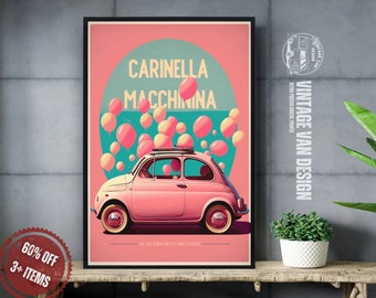 Könnte beinhalten: Ein Vintage-Poster mit einem rosafarbenen Fiat 500, der einen Gepäckträger und einen Haufen pastellfarbener rosa und gelber Ballons auf dem Dach hat. Das Poster hat einen türkisfarbenen Kreis mit dem Text "CARINELLA MACCHININA" in Weiß. Das Poster hat einen rosafarbenen Hintergrund.