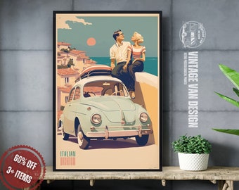 Könnte beinhalten: Ein gerahmter Vintage-Poster-Druck, der ein Paar auf einem hellblauen klassischen Auto mit Surfbrettern zeigt, mit Blick auf eine Küstenstadt. Die Worte "Italian Vacation" sind unter dem Auto zu sehen. Das Poster enthält den Text "VINTAGE VAN DESIGN".