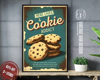 Puede incluir: Un póster enmarcado con un diseño vintage. El póster presenta una pila de galletas con chispas de chocolate y el texto "HERE LIVES A COOKIE ADDICT". El póster está sobre una estantería de madera con una planta en una maceta blanca.