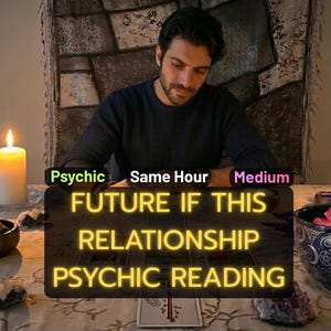 Op de afbeelding: Een man zit aan een tafel met kaarsen, kristallen en een kom met rode blokjes. De tekst op een bord luidt "FUTURE IF THIS RELATIONSHIP PSYCHIC READING". De scène suggereert een paranormale lezing of spiritueel consult.